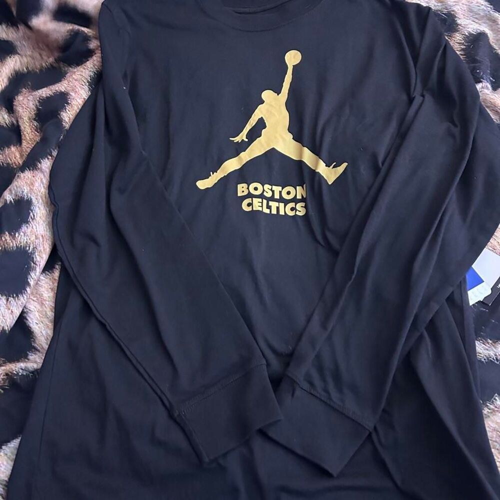 Jordan Men's Black and Navy Shirt